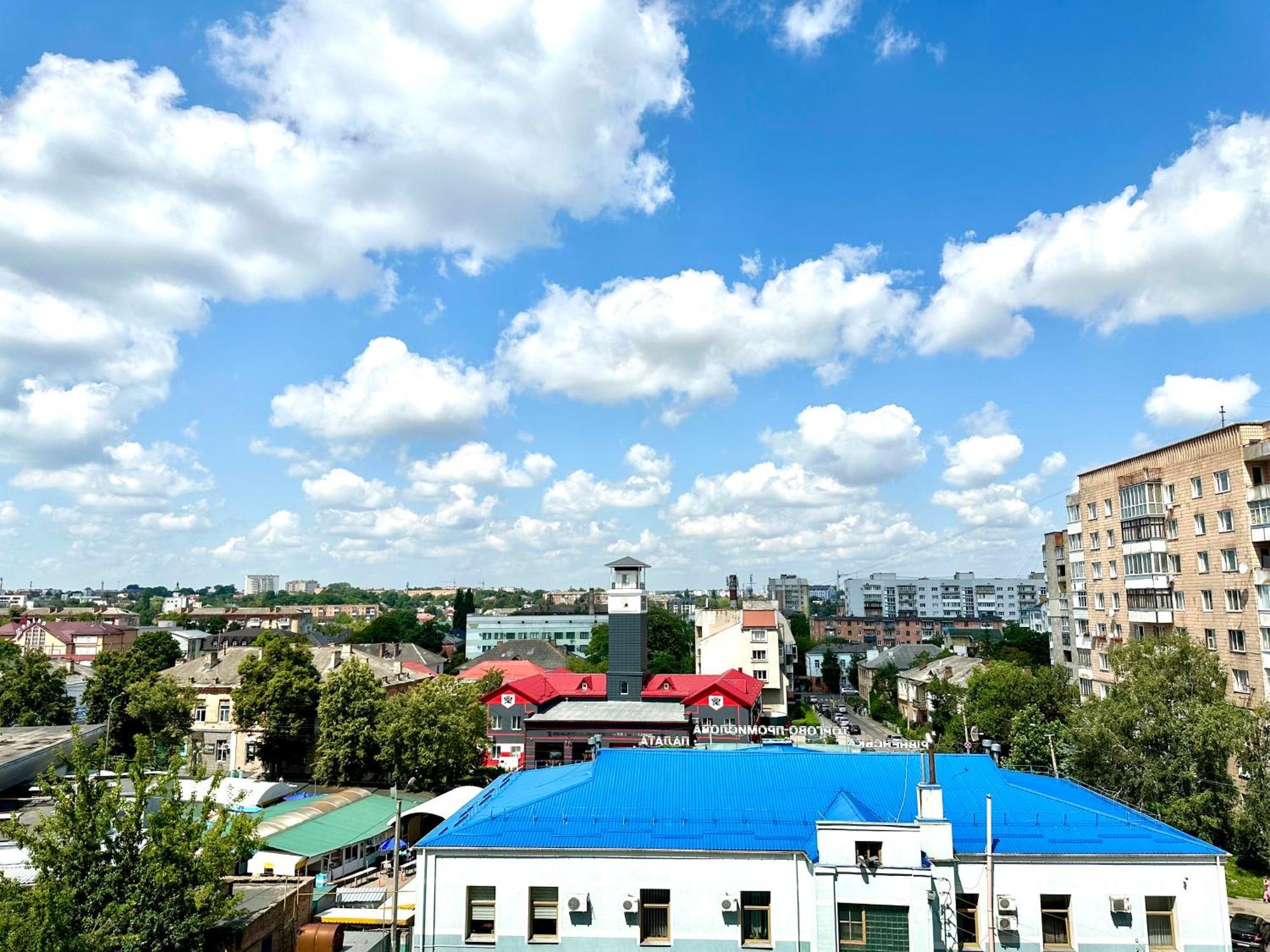Modern Apartments With A Coffee Machine In The City Center, A View Of The City Rivne Exterior photo