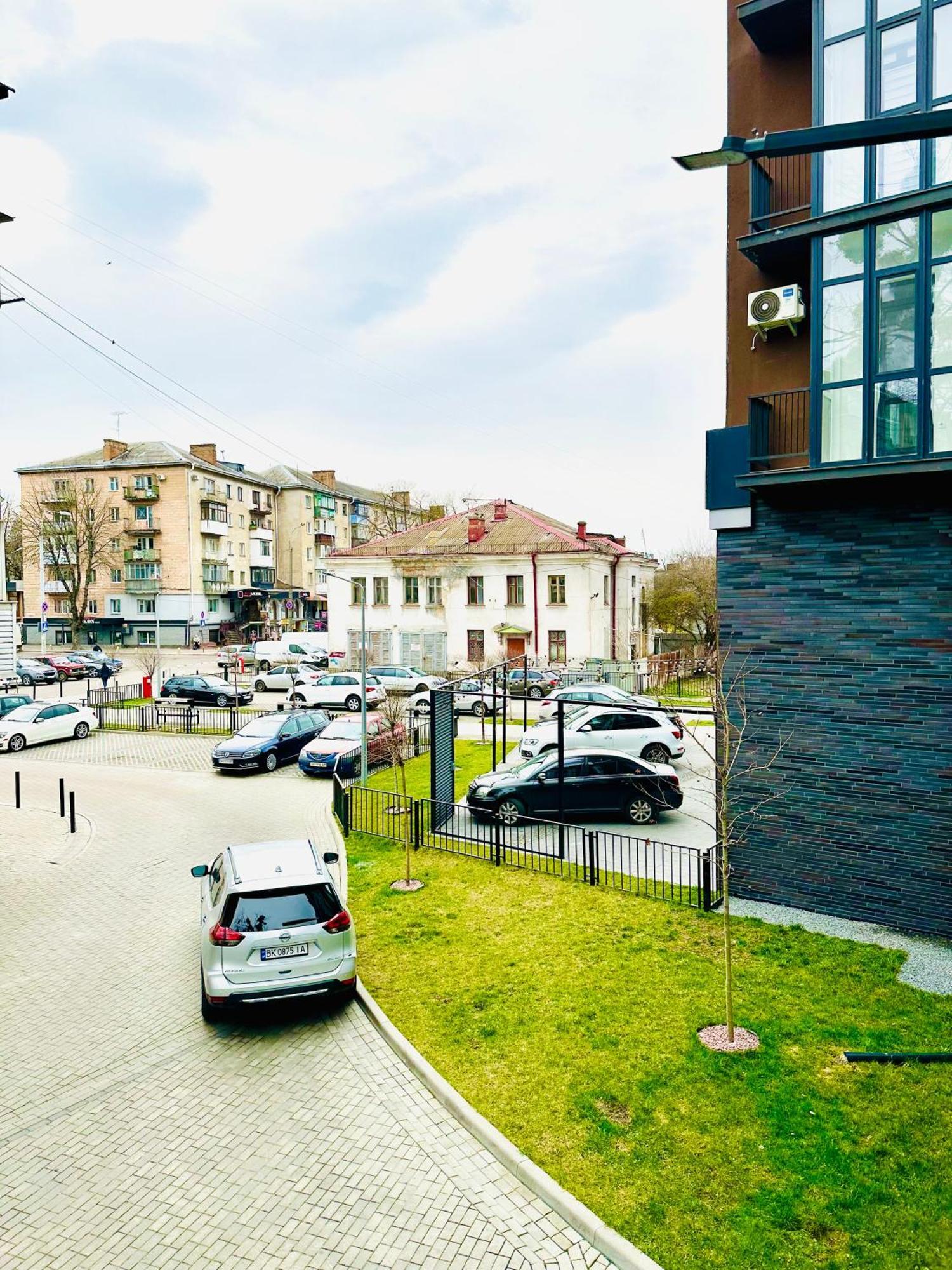Modern Apartments With A Coffee Machine In The City Center, A View Of The City Rivne Exterior photo