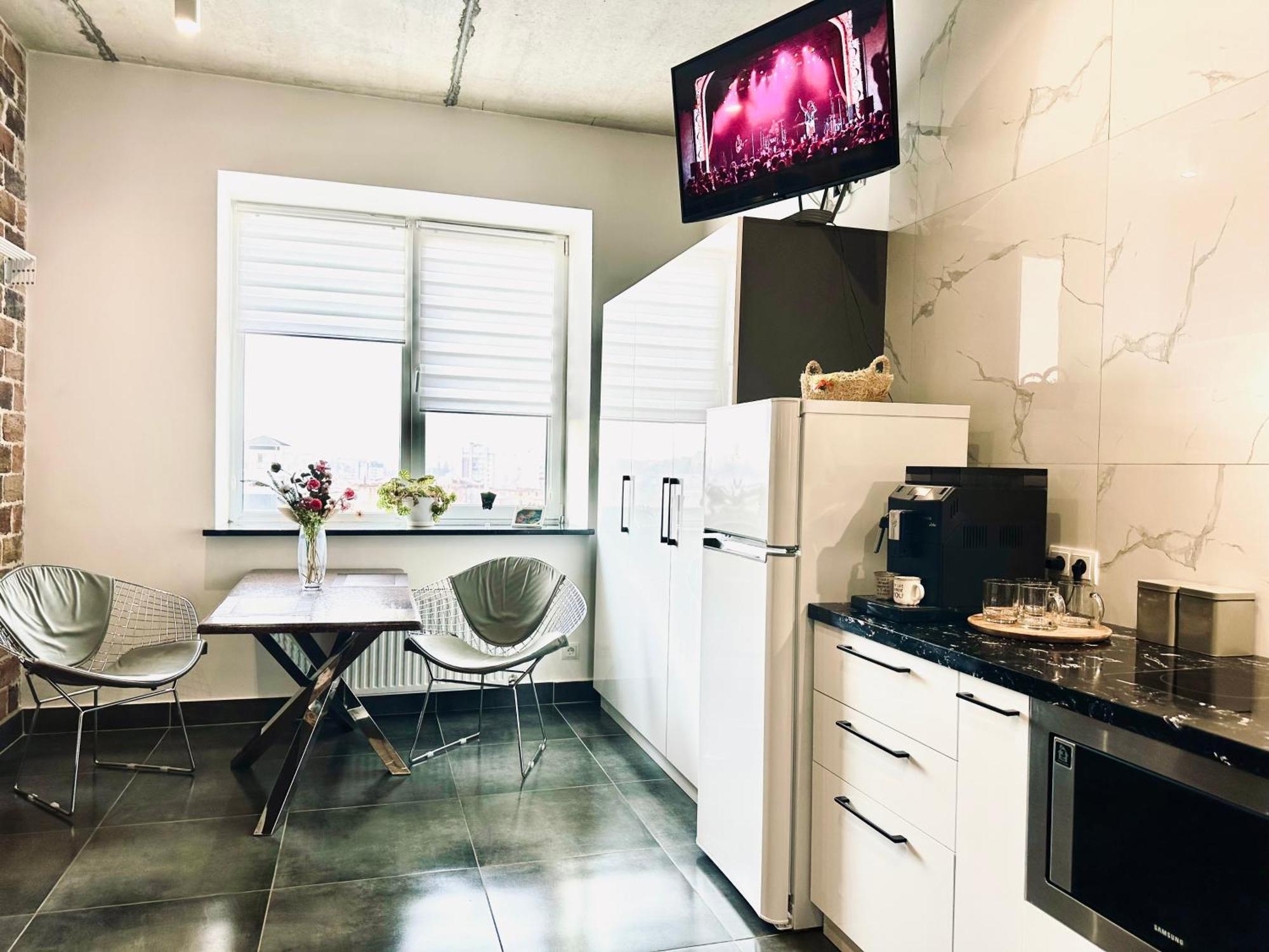 Modern Apartments With A Coffee Machine In The City Center, A View Of The City Rivne Exterior photo