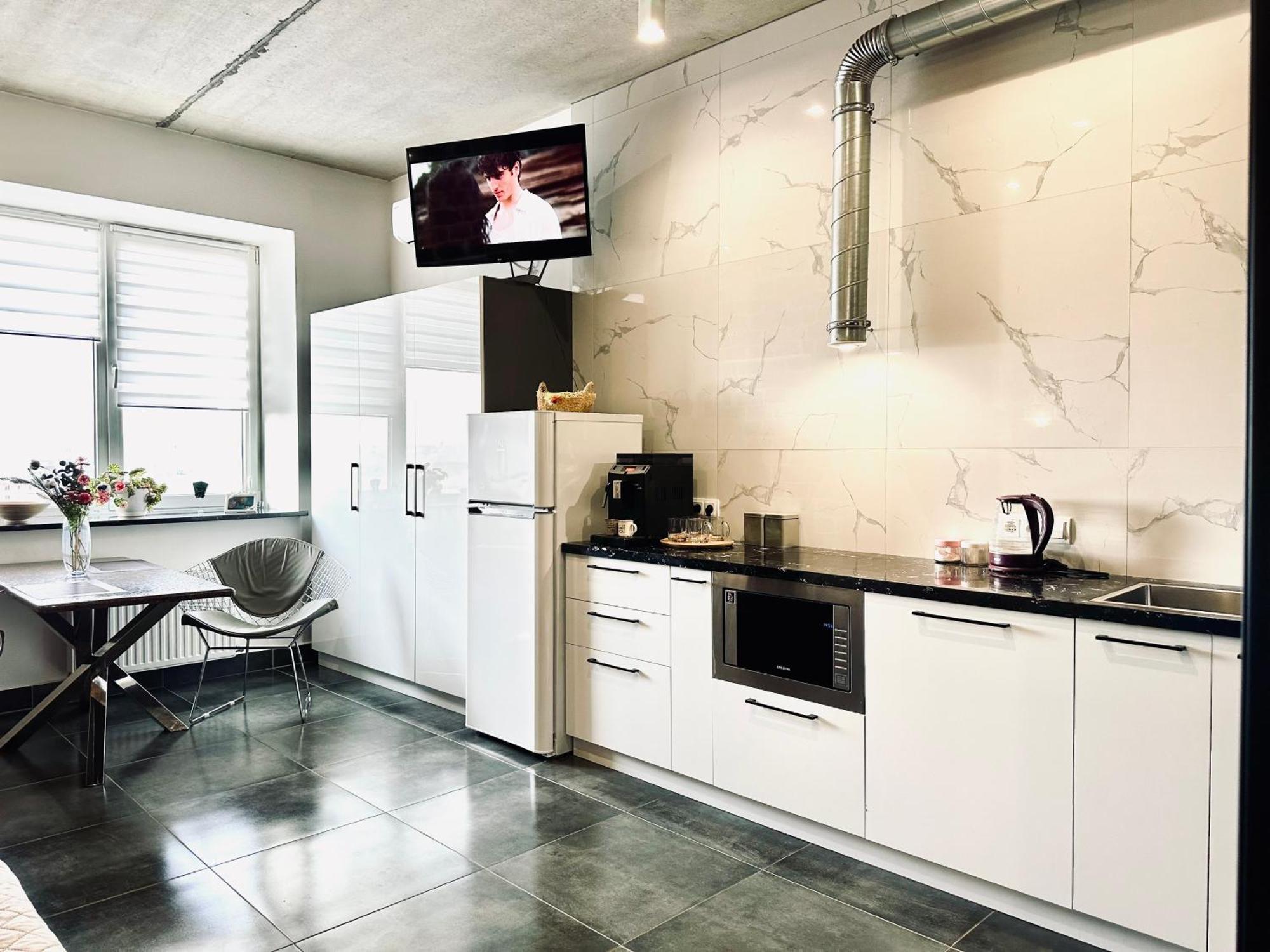 Modern Apartments With A Coffee Machine In The City Center, A View Of The City Rivne Exterior photo