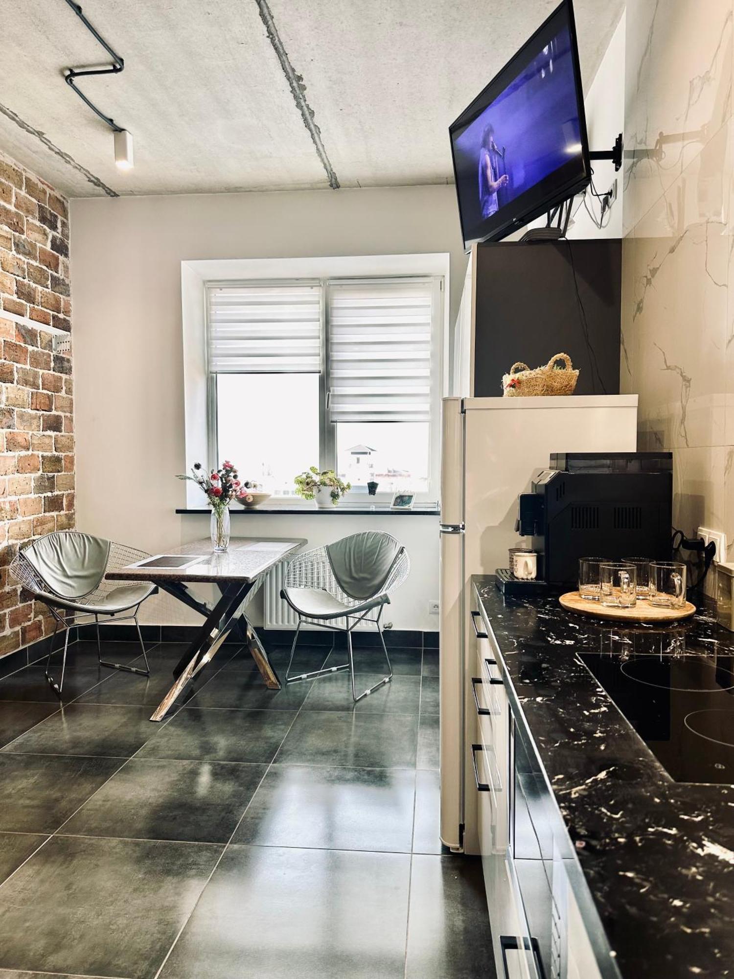 Modern Apartments With A Coffee Machine In The City Center, A View Of The City Rivne Exterior photo